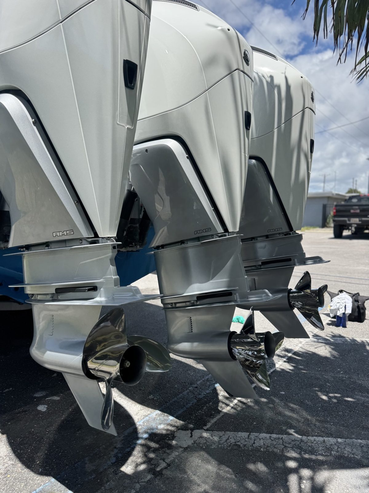 Ceramic-coated hull with deep mirror gloss